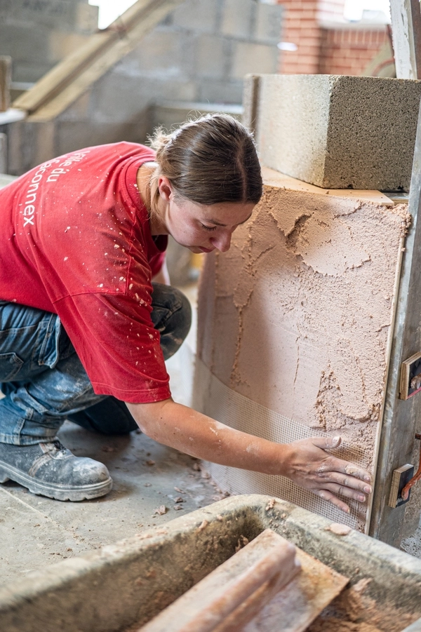 Femme en maçonnerie